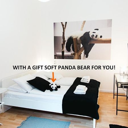Black & White Apartment With A Gift Soft Panda Budapest Ngoại thất bức ảnh