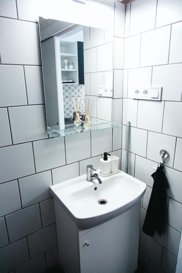 Black & White Apartment With A Gift Soft Panda Budapest Ngoại thất bức ảnh