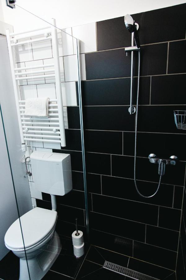 Black & White Apartment With A Gift Soft Panda Budapest Ngoại thất bức ảnh