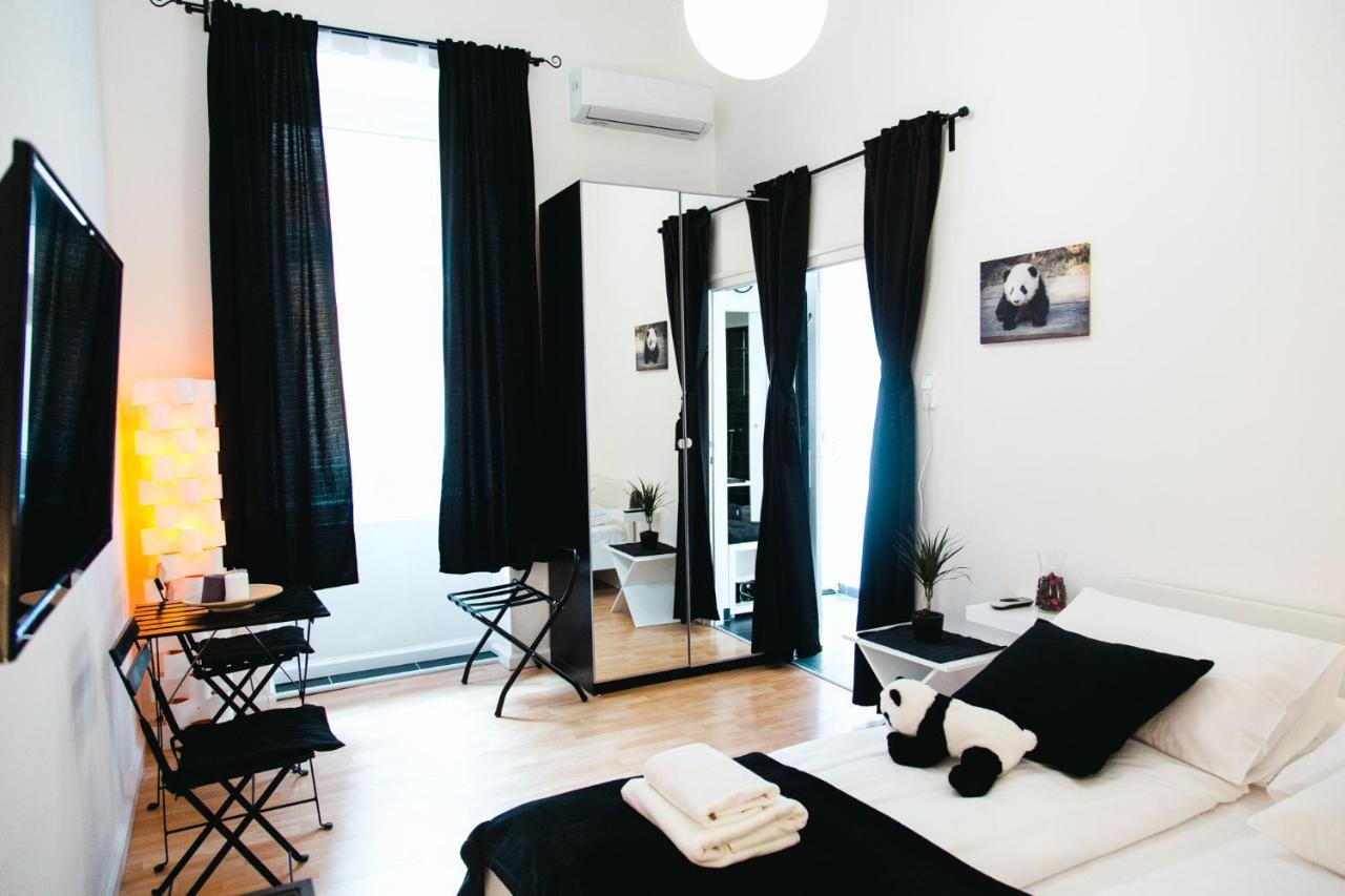 Black & White Apartment With A Gift Soft Panda Budapest Ngoại thất bức ảnh