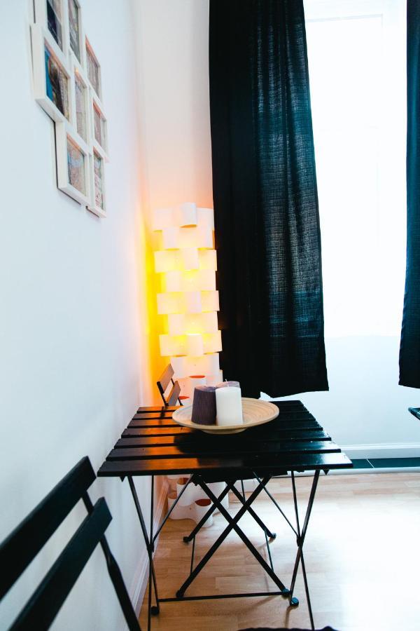 Black & White Apartment With A Gift Soft Panda Budapest Ngoại thất bức ảnh
