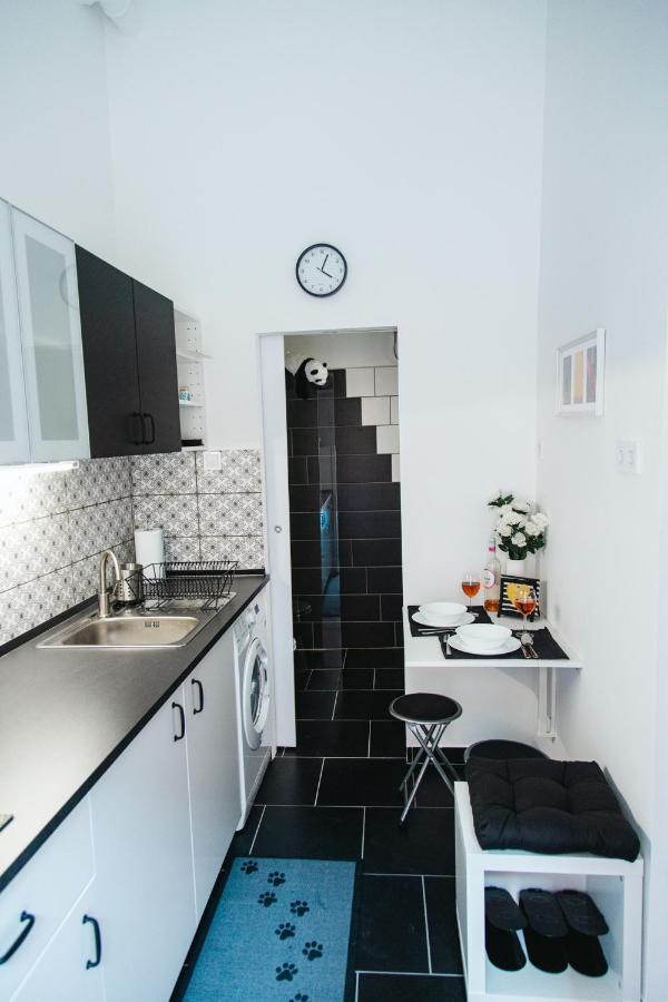 Black & White Apartment With A Gift Soft Panda Budapest Ngoại thất bức ảnh