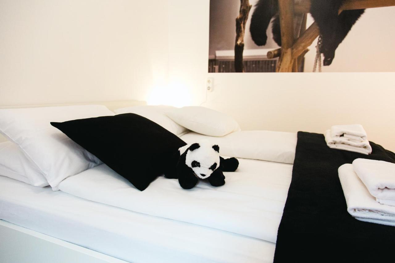 Black & White Apartment With A Gift Soft Panda Budapest Ngoại thất bức ảnh