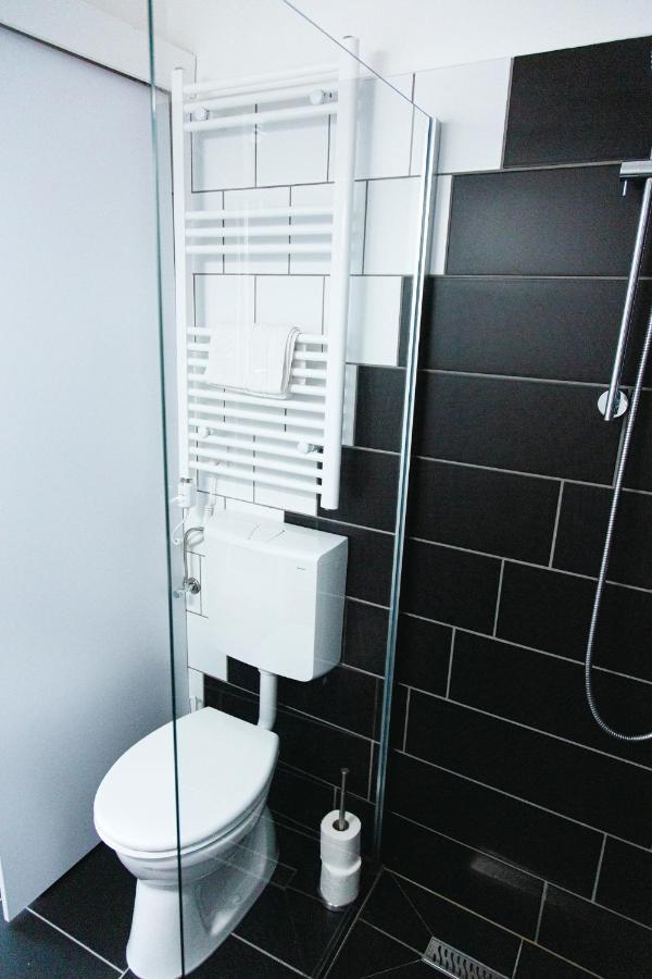 Black & White Apartment With A Gift Soft Panda Budapest Ngoại thất bức ảnh