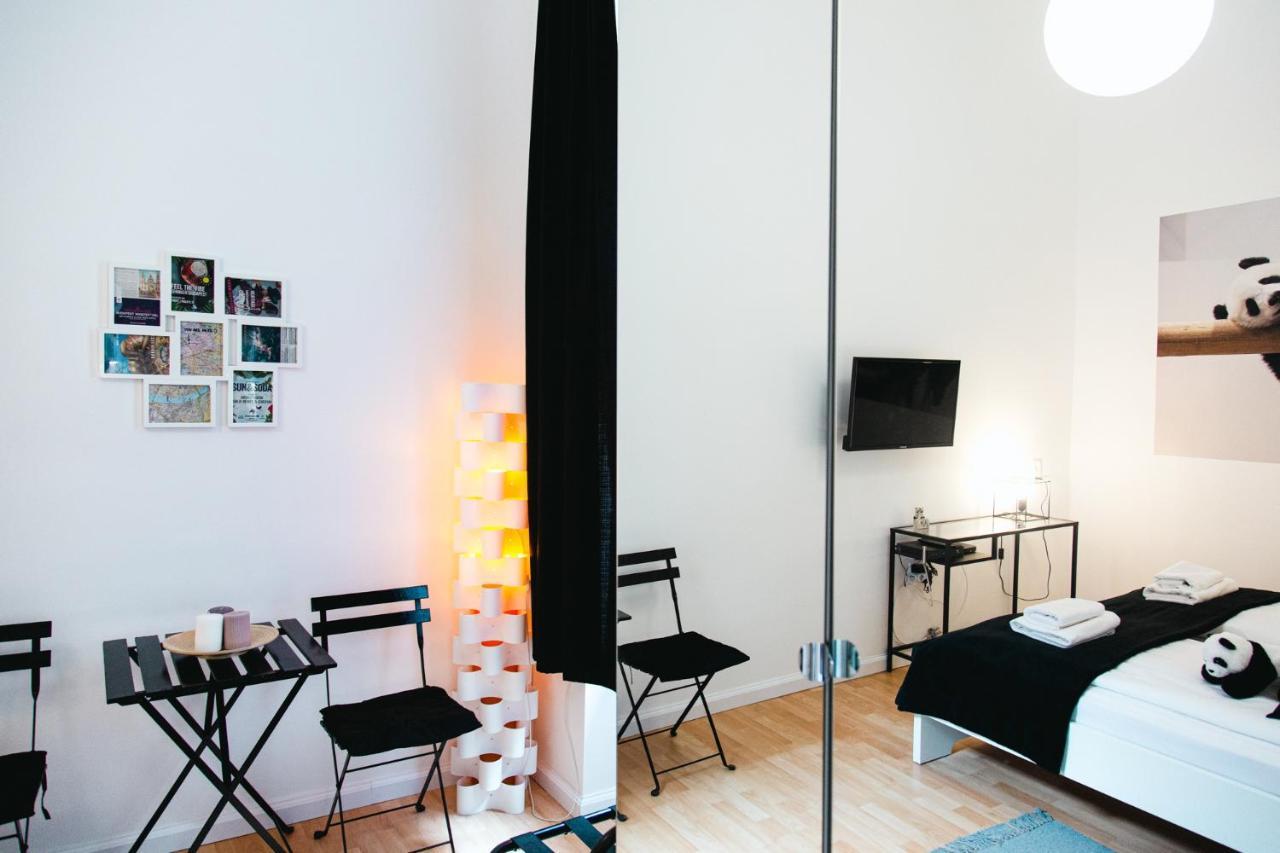 Black & White Apartment With A Gift Soft Panda Budapest Ngoại thất bức ảnh