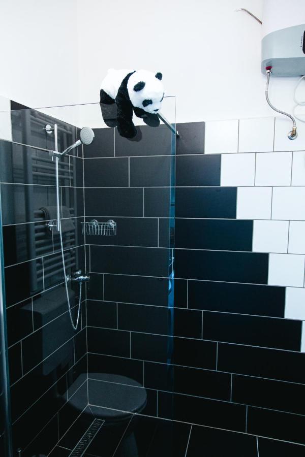 Black & White Apartment With A Gift Soft Panda Budapest Ngoại thất bức ảnh
