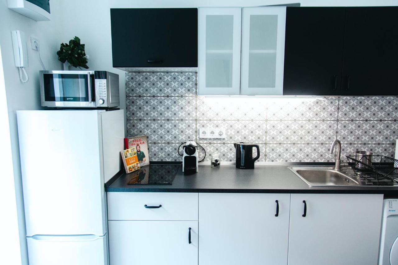 Black & White Apartment With A Gift Soft Panda Budapest Ngoại thất bức ảnh