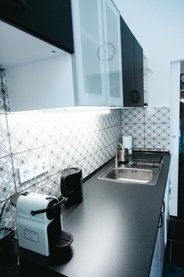Black & White Apartment With A Gift Soft Panda Budapest Ngoại thất bức ảnh