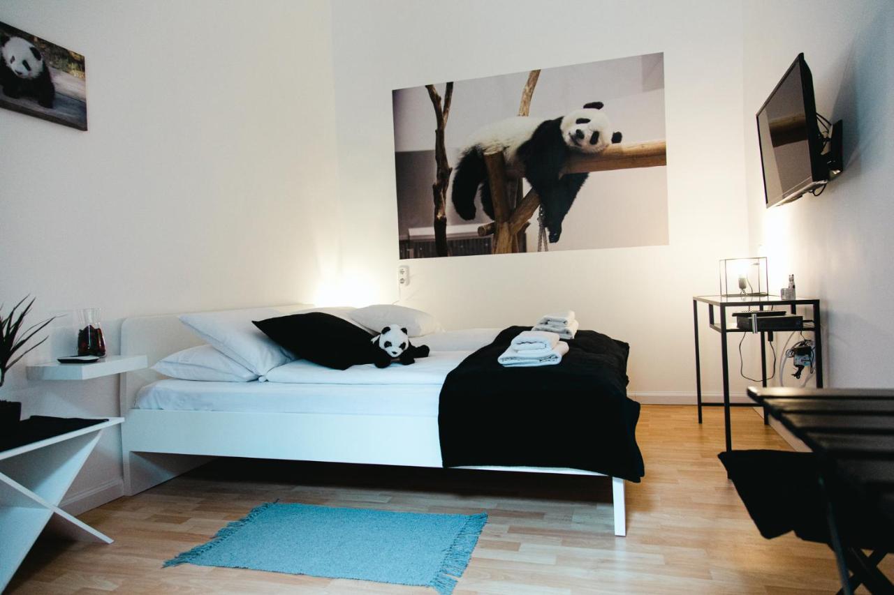 Black & White Apartment With A Gift Soft Panda Budapest Ngoại thất bức ảnh