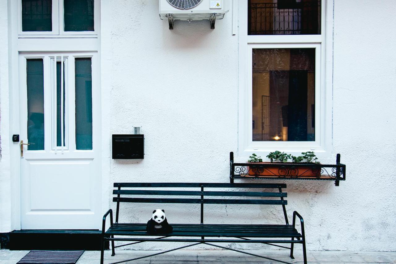 Black & White Apartment With A Gift Soft Panda Budapest Ngoại thất bức ảnh